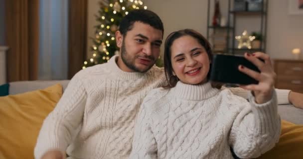 Різдвяні Відео Побажання Щаслива Молода Пара Спілкується Через Інтернет Бажаючи — стокове відео