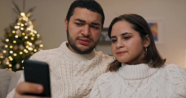 Brat Siostra Siedzą Kanapie Facet Pokazuje Dziewczynie Pomysł Prezent Świąteczny — Wideo stockowe