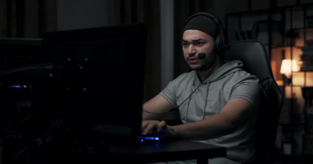 Hombre Con Barba Juega Juego Línea Ordenador Tipo Lleva Gorra — Vídeos de Stock