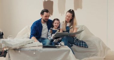 8 yaşındaki küçük bir kız, anne ve babasından çocuk odasının duvarlarının rengini seçmelerini istedi..