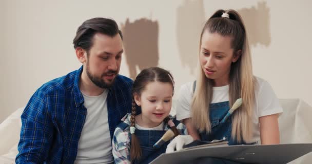 Jarig Meisje Gekleed Denim Overalls Geruit Shirt Helaas Beoordelingen Plan — Stockvideo