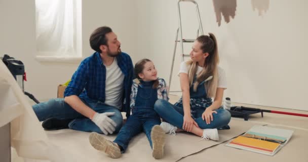 Szczęśliwi Właściciele Nowego Mieszkania Szczęśliwi Ponieważ Rozpoczęła Się Renowacja Której — Wideo stockowe