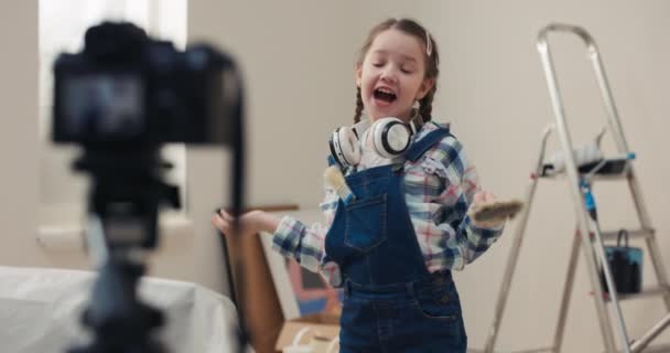 Happy Child Decidió Grabar Video Cámara Sobre Cómo Cambia Habitación — Vídeo de stock