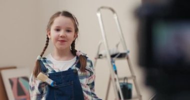 Kahverengi saçlı kız sorgulanacak. Bu, çocukların kamerada bir şey söylemenin ilk deneyimi. O, yenileme hakkında söylenebilecek ilginç şeyleri düşündü..