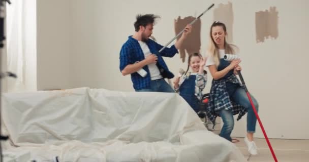 Fascinován Procesem Opravy Otec Matka Dítě Vynalezl Úžasnou Aktivitu Zpívat — Stock video