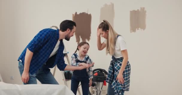 Una Familia Feliz Amante Está Disfrutando Mudanza Renovación Apartamento Apilan — Vídeo de stock
