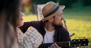 Genç bir erkek öğrenci dışarıda arkadaşlarıyla vakit geçirir. Çimlerin üzerinde battaniyeye oturur ve en sevdiği şarkıları söyler. Çocuk gitar çalıyor, gülüyor açık havada iyi vakit geçiriyor..