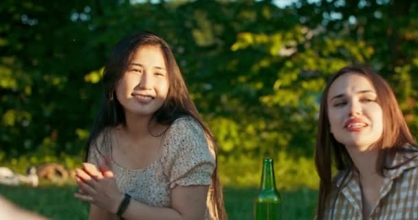 Fiatal Gyönyörű Nők Ülnek Füvön Egy Takarón Egy Piknik Alatt — Stock videók