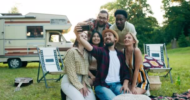 Grupo Amigos Toma Selfie Como Recuerdo Para Álbum Recortes Viaje — Vídeo de stock