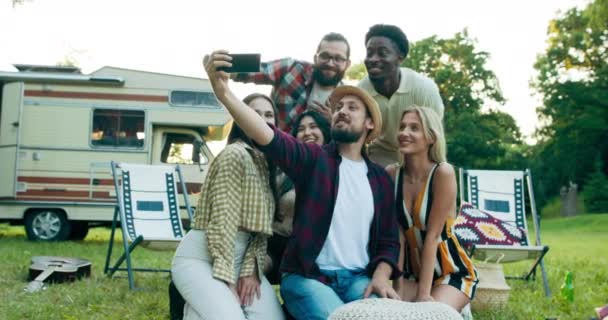 Grupo Amigos Toma Selfie Como Recuerdo Para Álbum Recortes Viaje — Vídeo de stock