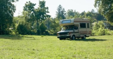Arkadaşlardan oluşan bir kamp aracı göle vardı. Karavan yolculuğu..