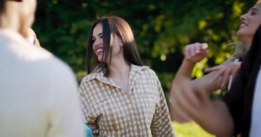 Öğrenciler, arkadaşlar göl kenarında buluşur, barbeküyü yakar müzik dinler, dans eder, eğlenir, ellerinde tuttukları şişelerden bira içer, karavanda parti yaparlar..