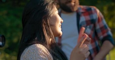 Öğrenciler, arkadaşlar göl kenarında buluşur, barbeküyü yakar müzik dinler, dans eder, eğlenir, ellerinde tuttukları şişelerden bira içer, karavanda parti yaparlar..