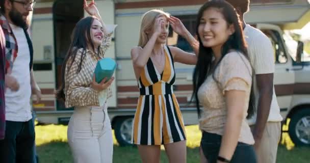Група Друзів Насолоджується Відкритому Повітрі Барбекю Студенти Ють Пивні Танці — стокове відео