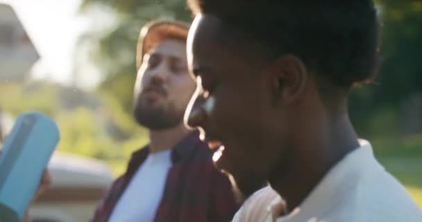 Étudiants Amis Rencontrent Bord Lac Allumer Barbecue Écouter Musique Chanter — Video