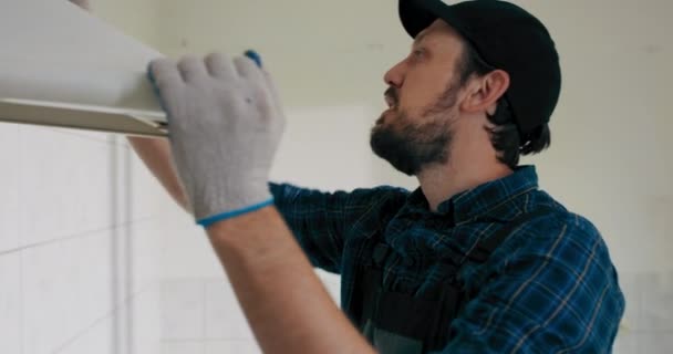 Ein Mann Verwüstet Eine Wohnung Bei Renovierungsarbeiten Der Mann Demontiert — Stockvideo
