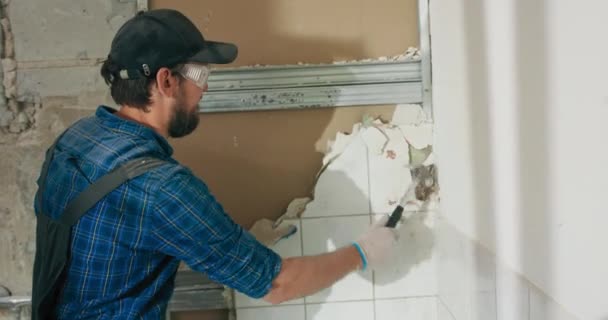 Soustředěný Muž Dává Všechnu Sílu Zatímco Buší Dlaždic Koupelně Kuchyni — Stock video