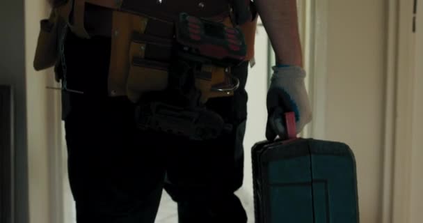 Ein Mann Arbeitskleidung Mit Werkzeugkiste Macht Sich Daran Eine Wohnung — Stockvideo