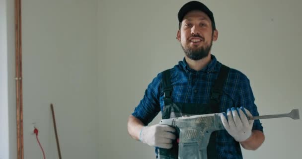 満足労働者は 家庭用バスルームの解体 ハンマーで一般的なアパートの改装 タイルのチッピング 経験豊富な建設労働者を実行します — ストック動画