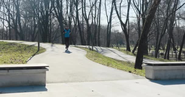 Mañana Invierno Soleada Hombre Corre Parque Está Vestido Con Ropa — Vídeos de Stock