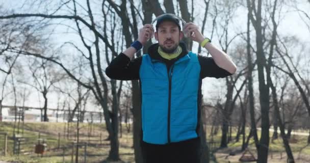 Joven Vino Parque Para Correr Por Mañana Atleta Está Vestido — Vídeo de stock