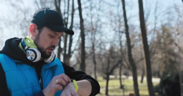 Joven Papá Vino Parque Correr Antes Del Trabajo Está Vestido — Vídeos de Stock