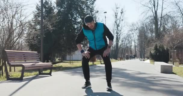 Jovem Corre Parque Manhã Ele Está Vestido Com Roupas Esportivas — Vídeo de Stock