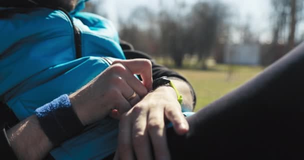 Nach Einem Langen Lauf Sitzt Der Mann Mit Bart Auf — Stockvideo