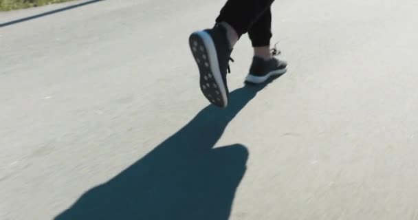 Parkta Koşan Bir Adamın Bacak Çantasına Yakın Çekim Çocuk Siyah — Stok video