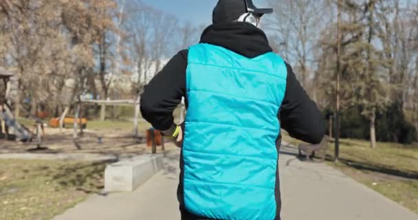 Nahaufnahme Eines Mannes Der Park Mit Dem Rücken Zur Kamera — Stockvideo