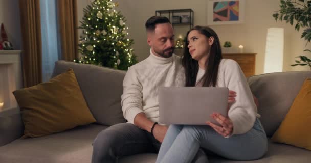 Pasangan Muda Yang Jatuh Cinta Duduk Sofa Dan Berpelukan Seorang — Stok Video