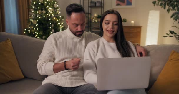Young Married Couple Sitting Sofa Girl Holding Laptop Man Holding — Stock Video