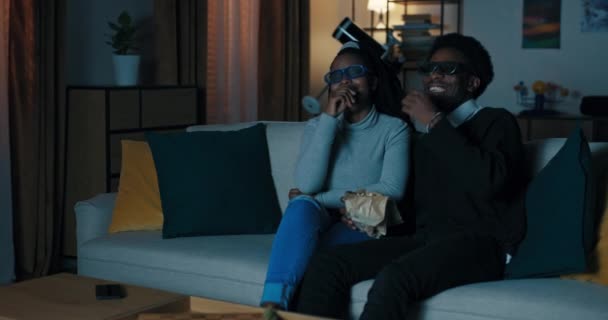 Útulný Podzimní Večer Dva Přátelé Afrického Vzhledu Sedí Pohovce Obývacím — Stock video