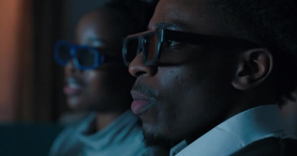 Deux Étudiants Apparence Africaine Enfilent Des Lunettes Regardent Des Films — Video