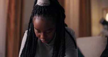 Genç Afrikalı kız ve oğlanın yakın çekimi. Uzun siyah saçlı ve örgülü güzel bir kadın bulmacalara konsantre oluyor. Siyah kazaklı bir adam yardım eder. Arkadaşlar konuşuyor ve gülümsüyor.