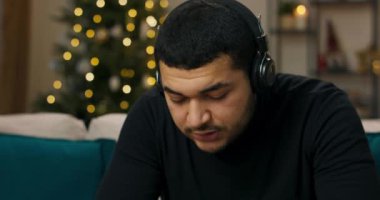 Kulaklıkla müzik dinleyen üzgün bir adam. O, siyah kazak giyiyor. Eski sevgilisiyle dinlediği şarkı kulaklıkla çalıyor. Adam hayal kırıklığı içinde şarkı söylüyor, çünkü kızı özlüyor..