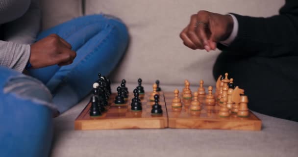 Κοντινό Πλάνο Της Σκακιέρας Ξαπλωμένη Στον Καναπέ Φιγούρες Τοποθετούνται Στον — Αρχείο Βίντεο