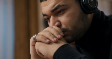 Kulaklıkla müzik dinleyen yalnız adamın yakın çekimi. Song ona kazada ölen karısını hatırlattı. Adam onunla geçirdiği tüm güzel anları hatırlıyor ve neredeyse ağlıyordu. Parmağında yüzük var..
