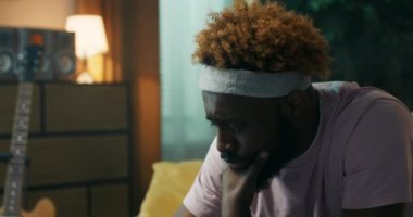 Afrika görünümlü yorgun öğrenci yarınki konferans için bölgeler yazıyor. Adam dizüstü bilgisayarda makale ve not defterinde notlar okuyor. Telefondaki saate baktı, nefes verdi ve yazmaya devam etti..