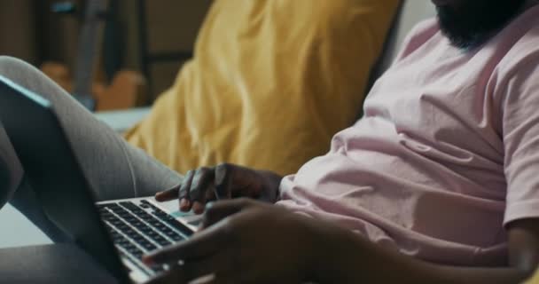 Närbild Händerna Afrikanska Utseende Pojke Som Håller Laptop Knä Och — Stockvideo