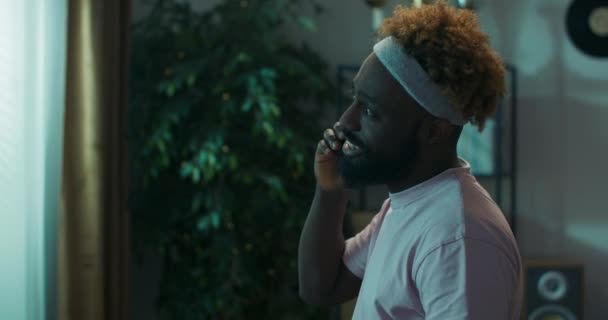 Gros Plan Jeune Homme Apparence Africaine Aux Cheveux Bouclés Parlant — Video