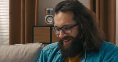 Gülümseyen bir adam evde dizüstü bilgisayarda çalışır. Adam, arkadaşlarının dizüstü bilgisayarından bir telefon alır ve el sallar. Paylaşılan sohbetler, internette görüşler..