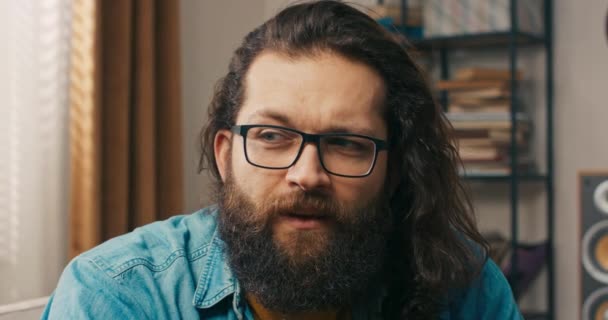 Человек Бородатых Очках Разговаривает Другом Семьи Через Камеру Удаленном Совещании — стоковое видео