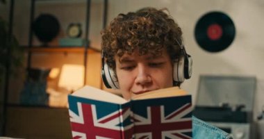 Odadaki kanepede genç bir adam oturuyor. Okuldan sonra, insan kendi kendine yeni bir dil öğreniyor. Çocuk ciddi bir üniversite sınavı için çalışıyor..