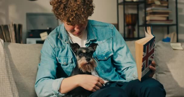 Teenager Čte Slovo Anglického Jazyka Pes Také Zajímá Učení Zvědavě — Stock video