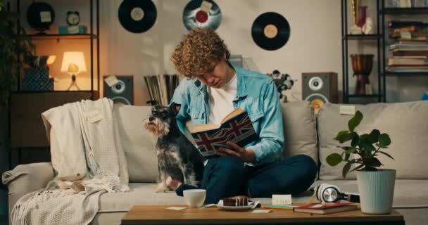 Tonåring Och Hund Lär Sig Engelska Tillsammans Från Ett Lexikon — Stockvideo