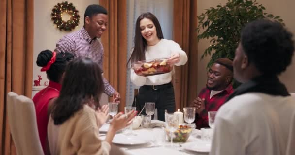 Barátok Gyülekeztek Asztalnál Isznak Esznek Szocializálódnak Pulykát Hord Ételt Helyez — Stock videók
