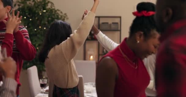 Studenten Dansen Paren Tijdens Het Kerstfeest Jongens Meisjes Die Elkaars — Stockvideo