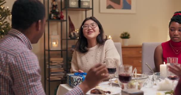 Asiatisches Mädchen Mit Brille Und Roter Maniküre Bereitete Überraschung Für — Stockvideo