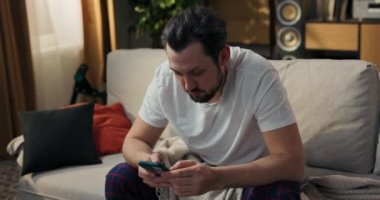 Mutlu adam pijamalarıyla uyandıktan sonra kanepede oturur. Adam telefonu karıştırıyor, banka başvurusuna giriyor, yüksek maaş banka hesabına aktarılıyor, aylık ikramiye, neşeli kahkahalar..